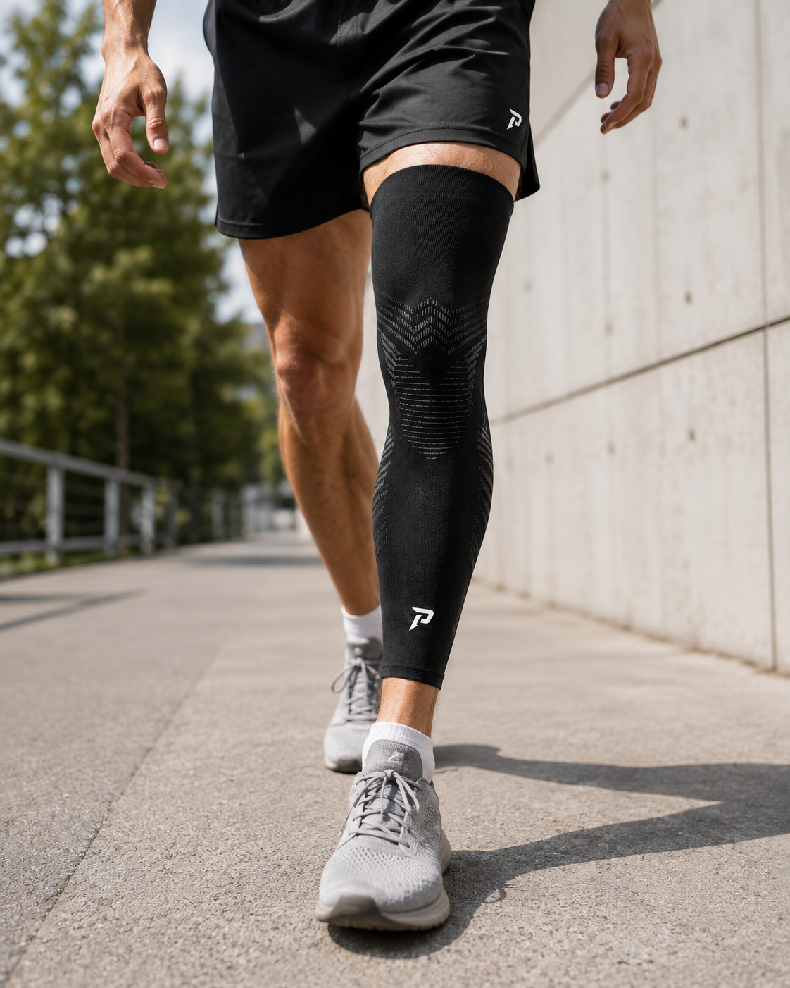 Manchon de compression POSIVO porté par un athlète en course